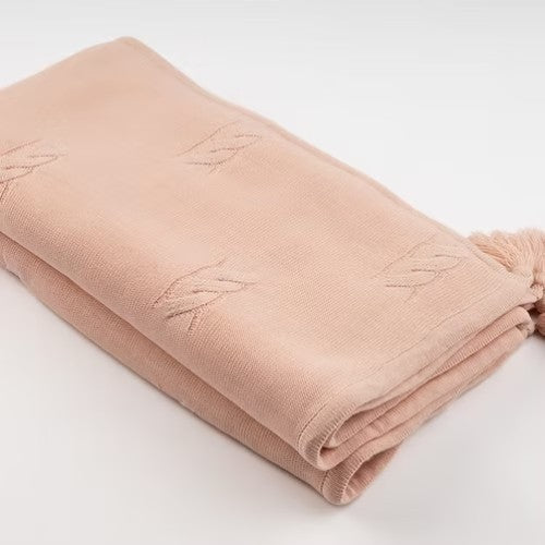 Manta Trenza Pompón - Forro de Carnerito Hipoalergénico - Palo Rosa - Baby Berry