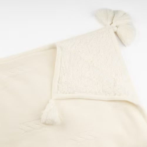 Manta Trenza Pompón - Forro de Carnerito Hipoalergénico - Perla - Baby Berry